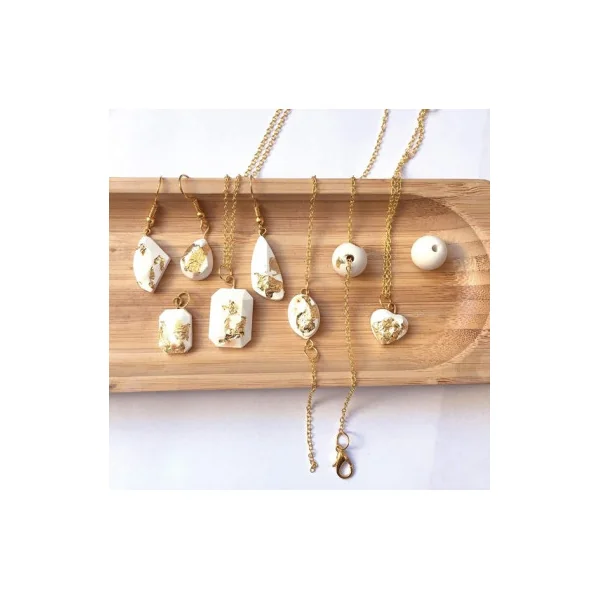 Atelier de bijoux ciment et feuilles d'or - Sycomore