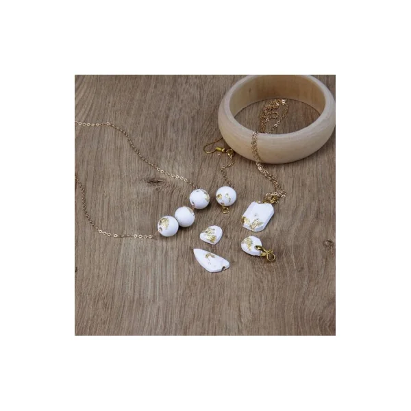 Atelier de bijoux ciment et feuilles d'or - Sycomore