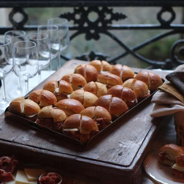 Bocadillos au chou-fleur rôti au zaatar, tahini, tzaziki et pickles d'oignon (64 pièces) / à commander 48h à l'avance