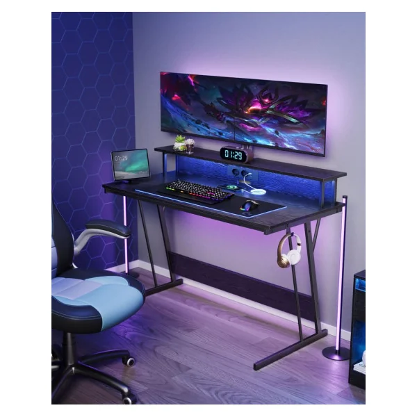 Bureau Gaming avec LED et Multiprise Noir Boisé Table Gamer Bureau Informatique avec Rehausseur d’Écran